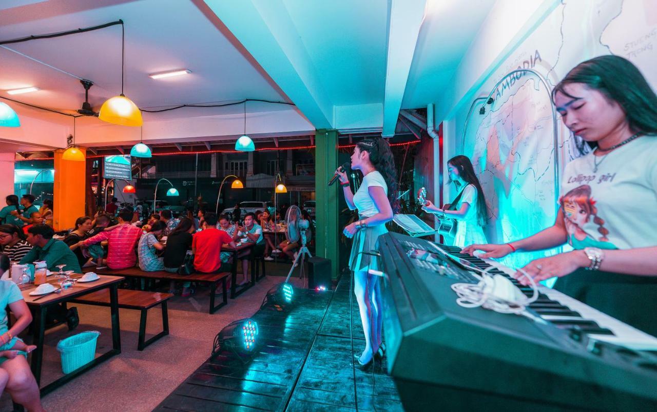 Gz Plan B Hostel Siem Reap Bagian luar foto