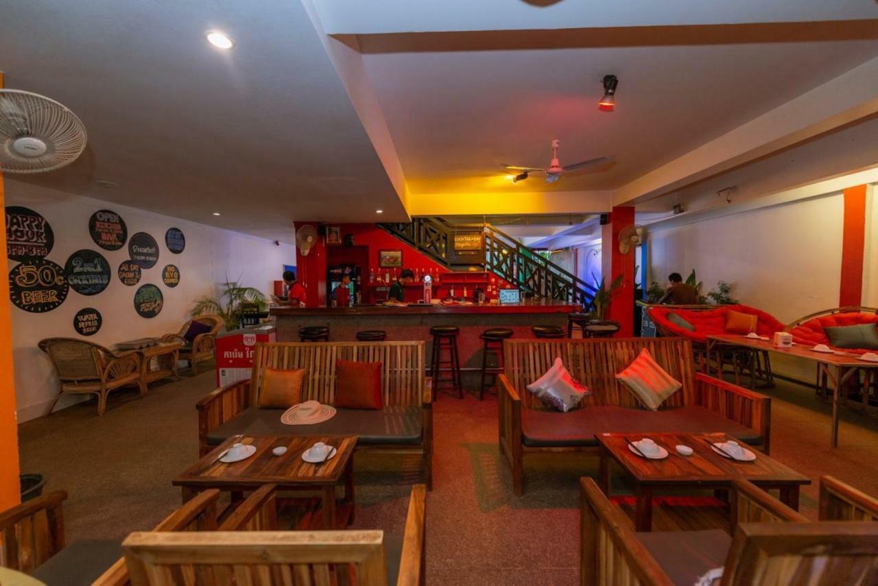 Gz Plan B Hostel Siem Reap Bagian luar foto