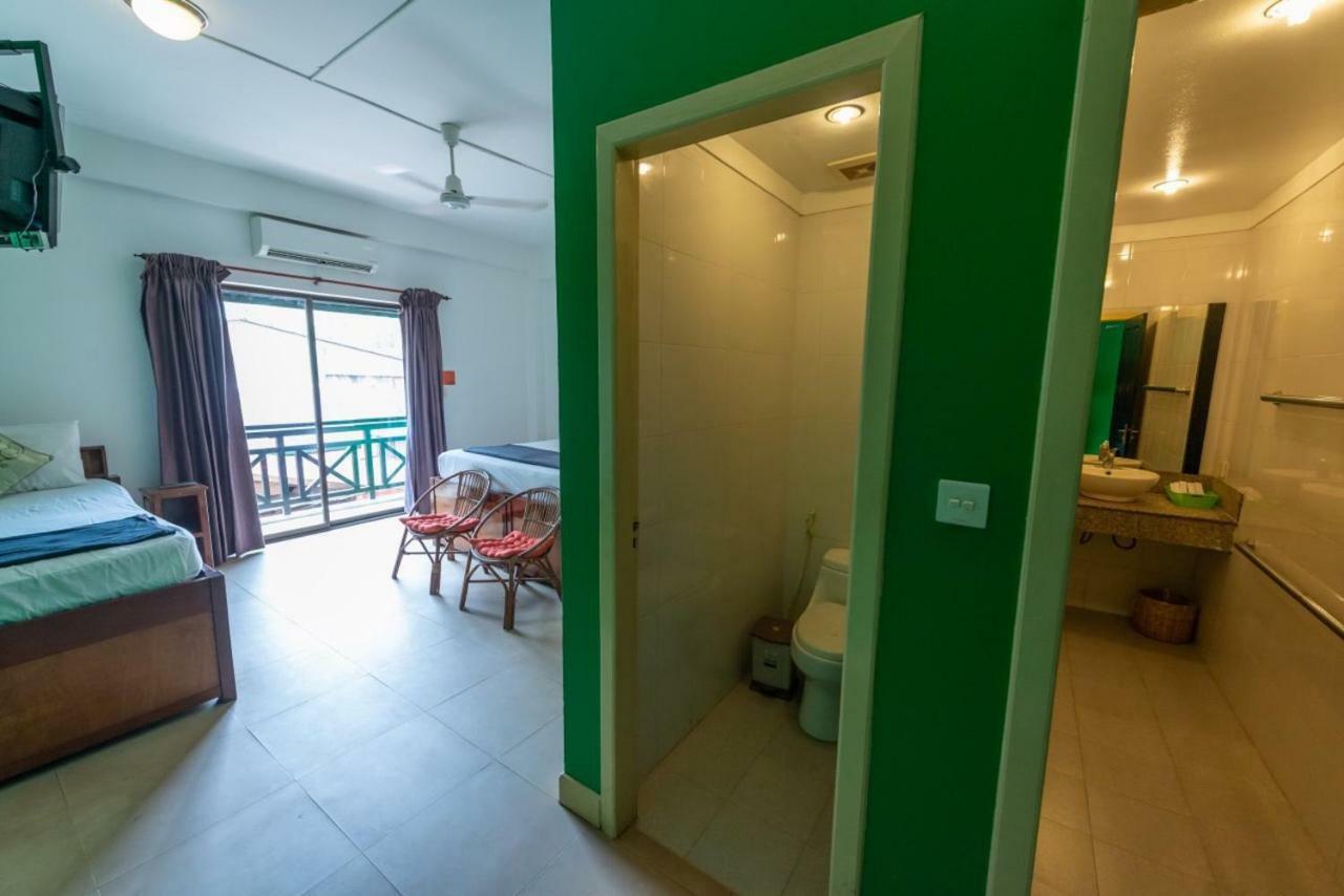 Gz Plan B Hostel Siem Reap Bagian luar foto