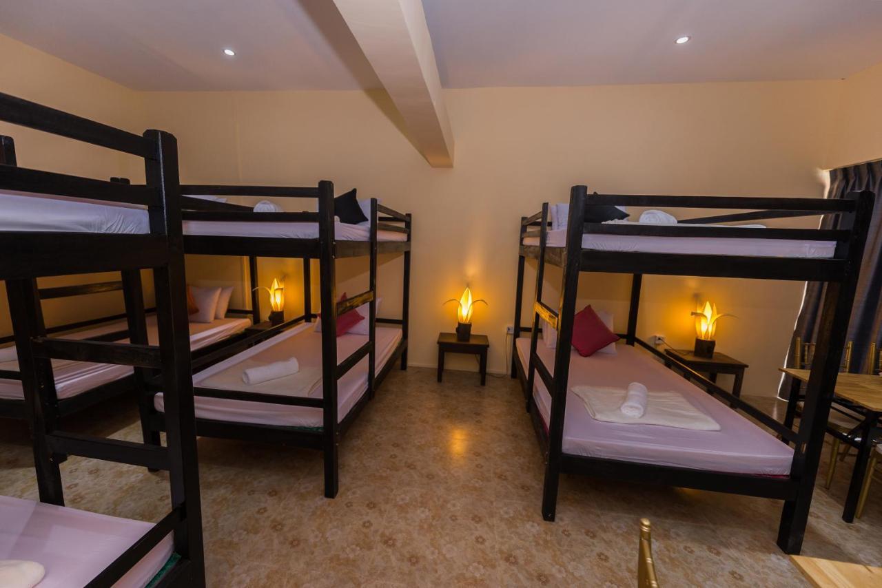Gz Plan B Hostel Siem Reap Bagian luar foto