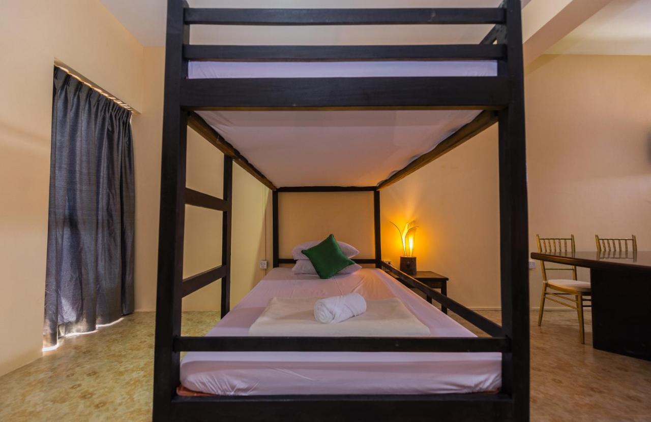 Gz Plan B Hostel Siem Reap Bagian luar foto